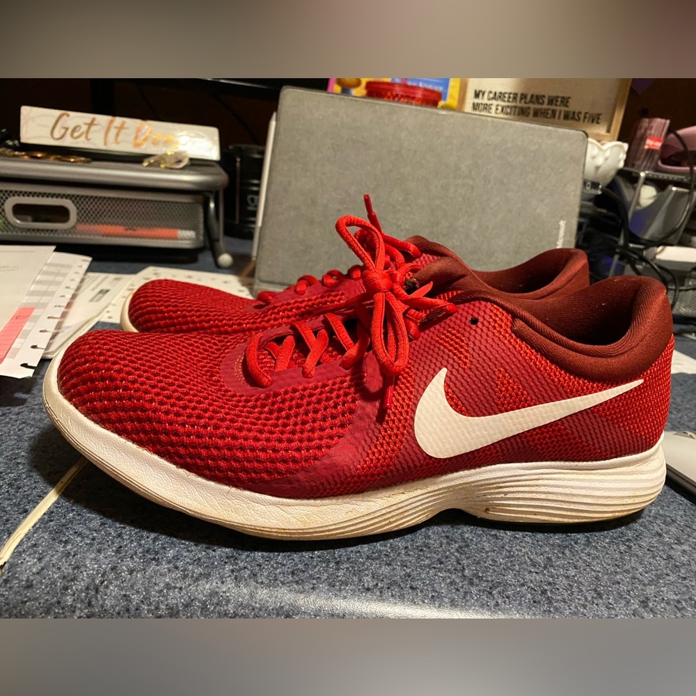 Red Nike tennis shoes Men’s 9.5